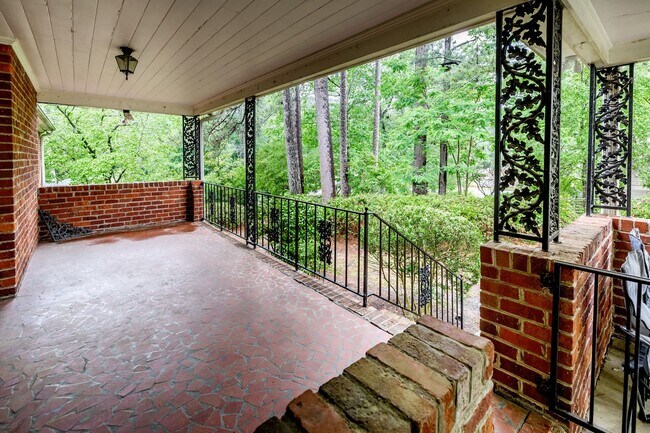 Foto del edificio - Sizable ranch home with finished basement