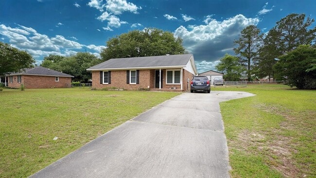 Building Photo - 805 Club Ln