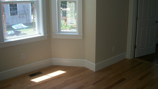 Building Photo - MULTI-FAMILY: 1st Floor Unit: 2 Bed/1 Bath...