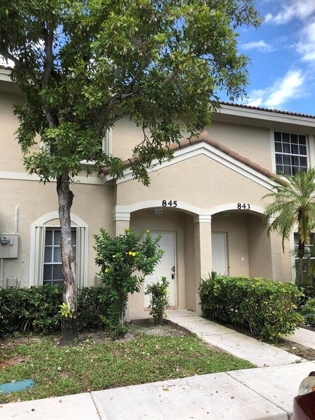 Foto principal - 845 Summit Lake Dr