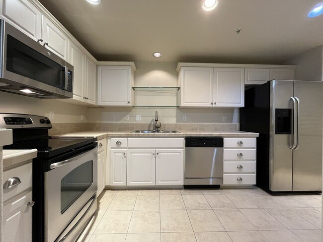 Building Photo - Awesome 2 Bed 1 Bath, Ground Floor, includes 1 - Parking spot, Washer and Dryer and Community Poo...