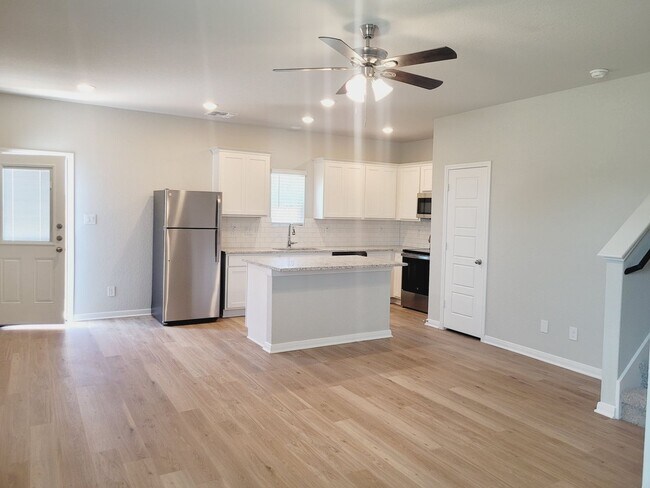 Foto del edificio - Almost New Townhome 3/2.5 Near UTSA