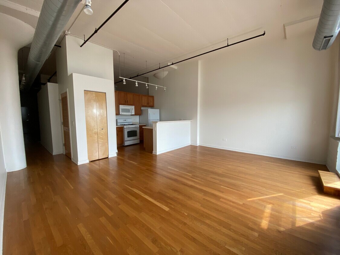 Kitchen w/pantry - 1224 W Van Buren St
