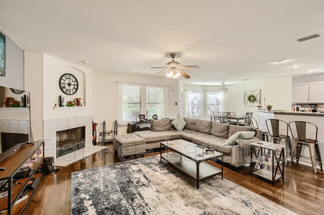 Foto del edificio - 5411 Wood Glen Dr