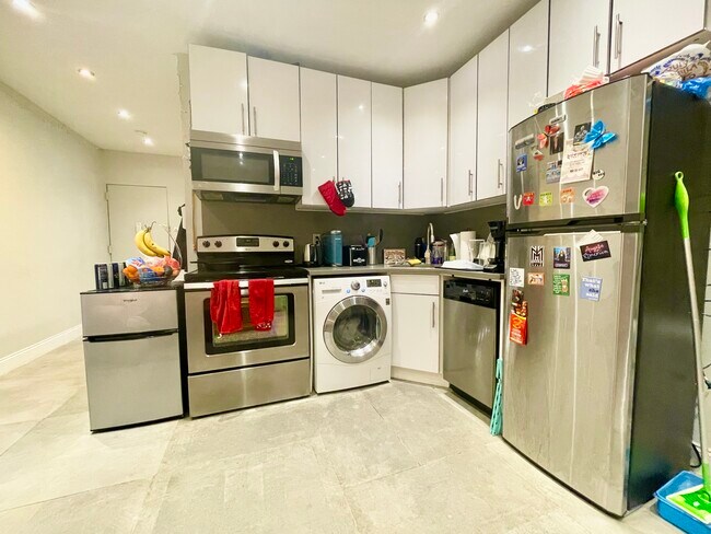 Building Photo - 815 W 180th St