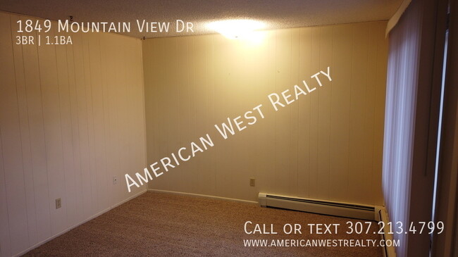 Building Photo - 3bed/1.5 bath townhome
