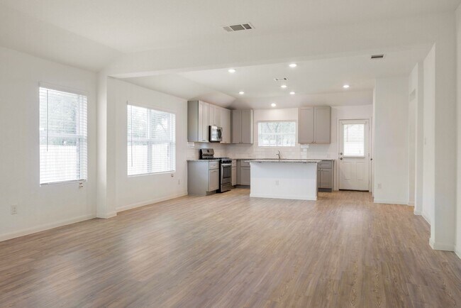 Building Photo - **4 Weeks Free With a 18 Month Lease!!** Spacious 4 Bed | 2 Bath Home in San Antonio with Modern ...
