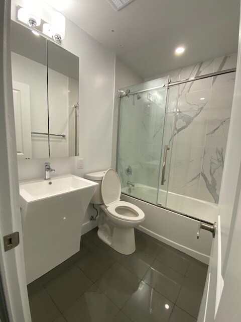 Building Photo - 2 Bedroom Unit with Den Lakeside Unit