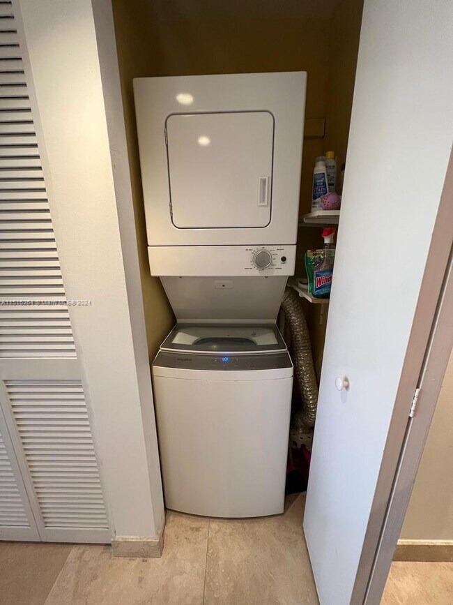 Foto del edificio - 8877 Collins Ave