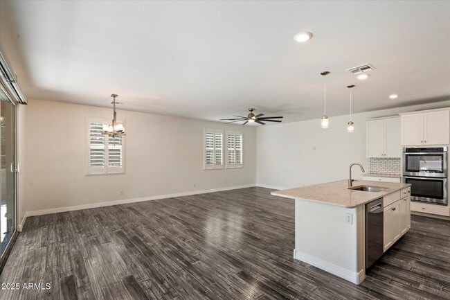 Building Photo - 203 E Roadrunner Dr