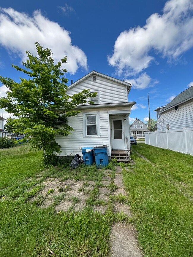 Building Photo - Section 8 welcome, 3 bedrooms 1 Bath. Spac...