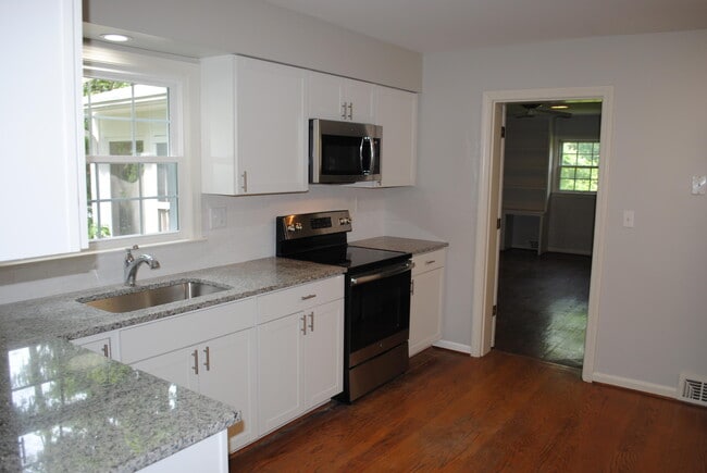 Building Photo - 9836 Longwood Cir