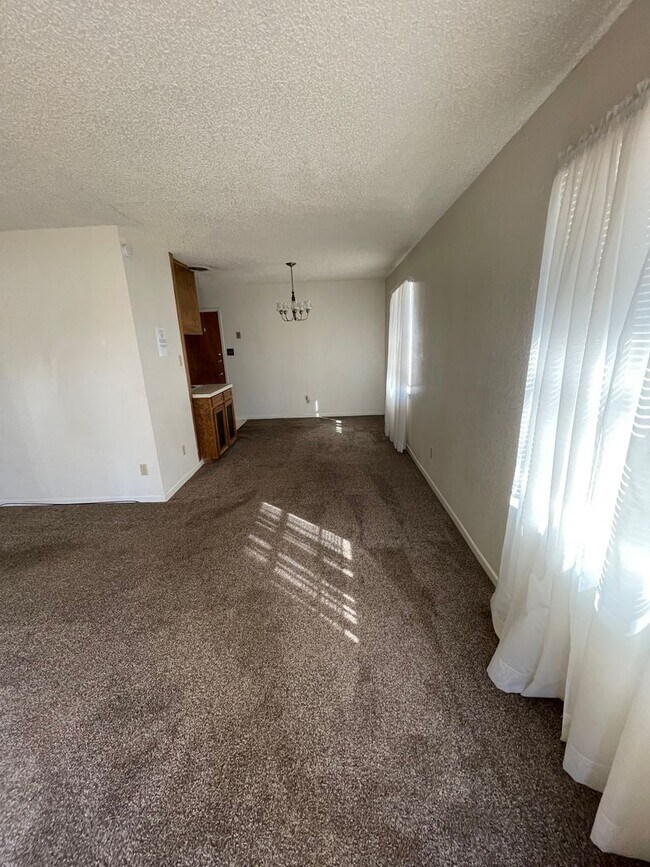 Building Photo - Southside Duplex with Covered Parking-Great location