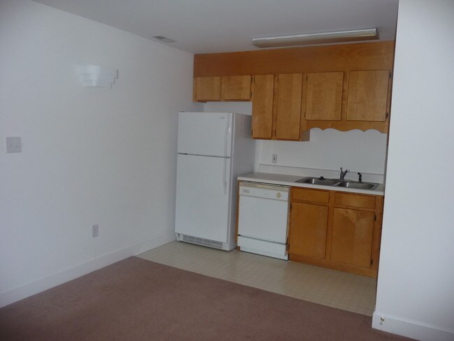 Foto del edificio - The Pines 1br 1ba, $675.00 FIRST FLOOR!