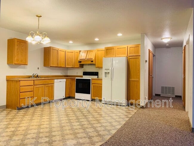 Building Photo - 1613 Sand Ct