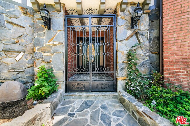 Building Photo - 3336 Wrightwood Dr