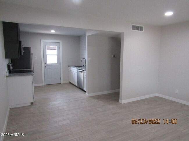 Photo - 4912 E Holly St Apartment