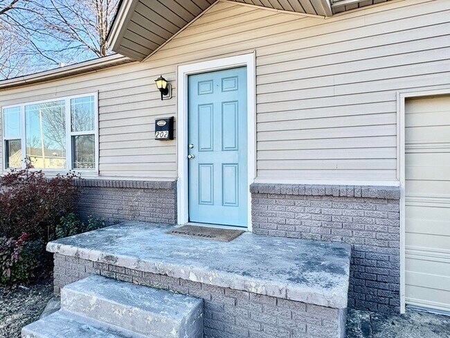 Building Photo - PROMO: Get HALF month’s rent free when you sign the lease TODAY! / 3 Bed, 1 Bath Home with Fenced...