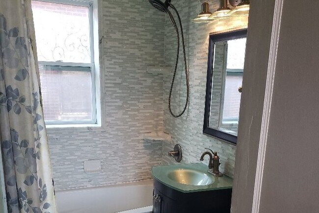 Foto del edificio - 2559 E 71st St