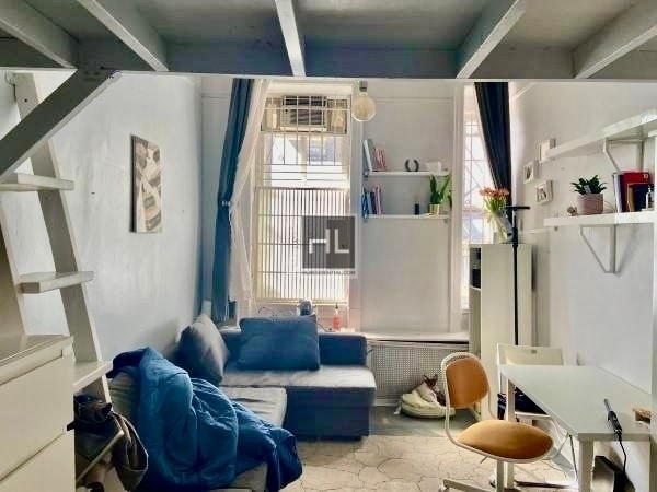 Building Photo - 165 W 71st St