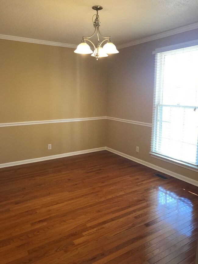 Foto del edificio - 3 Bedroom Home with Bonus Room For Rent!