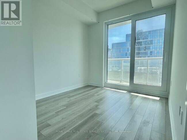 Building Photo - 230 Simcoe St