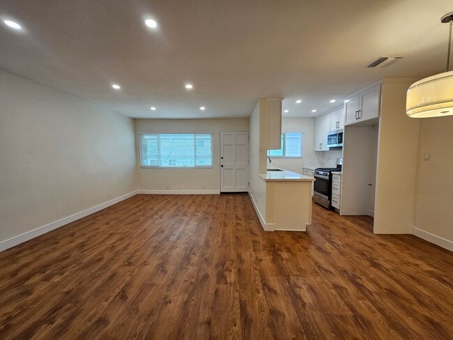 Building Photo - 561 E Orange Grove Ave