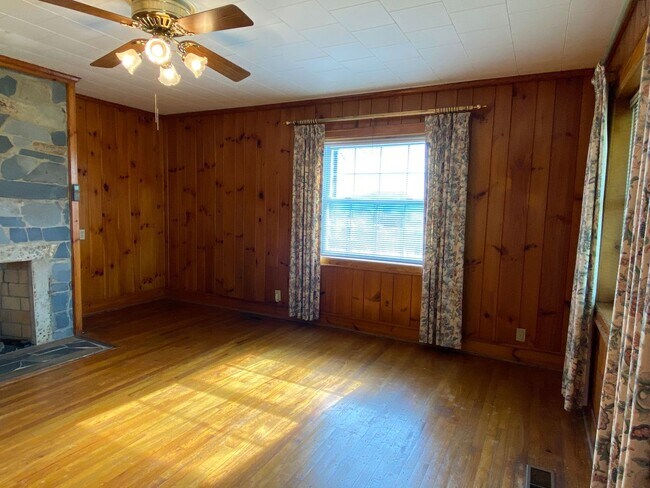 Building Photo - Room in 3 Bedroom Home at W Franklin Blvd