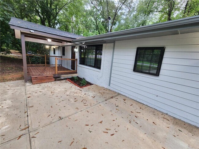 Building Photo - 2953 Meadowview Dr SE