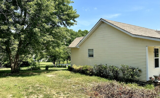 Building Photo - 1137 Rebecca Dr