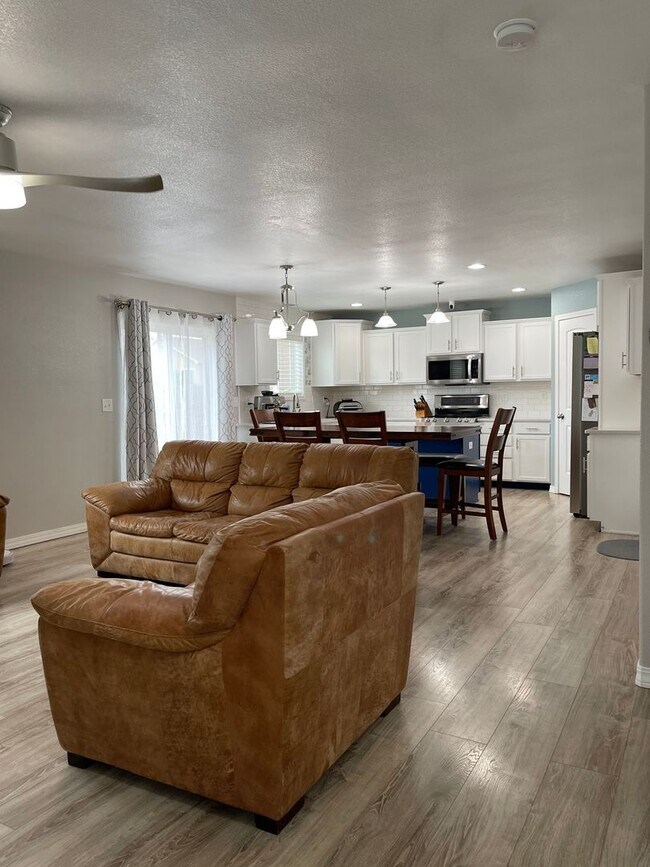 Building Photo - 6521 Donahue Dr