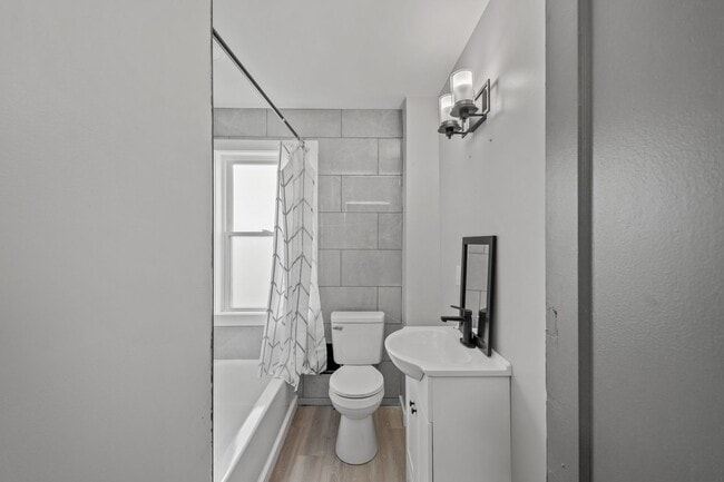 Building Photo - Stunning 3 bedroom home in Carrick available August 15!