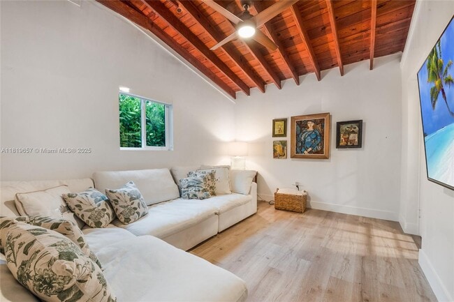 Foto del edificio - 6612 San Vicente St