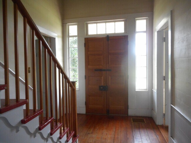 Foto del edificio - Historic 2 Story Home on Hwy 274