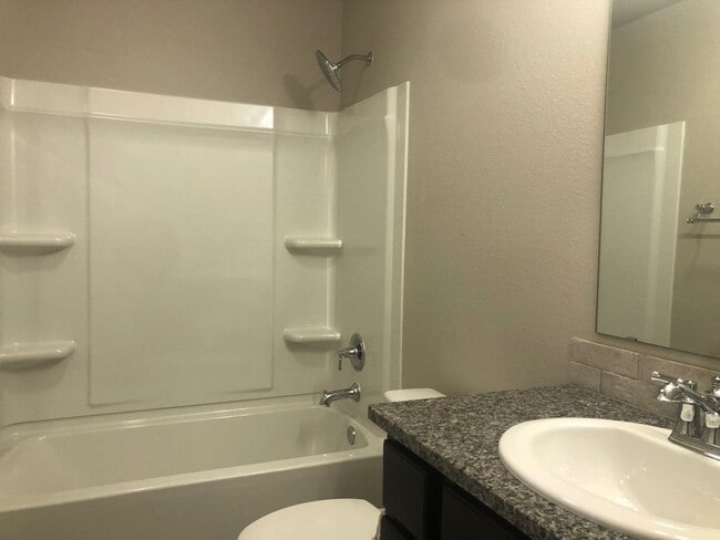 Building Photo - Spacious House