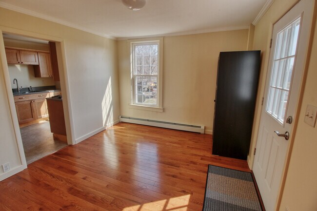 Entry and Dining Room - 935 N Main St