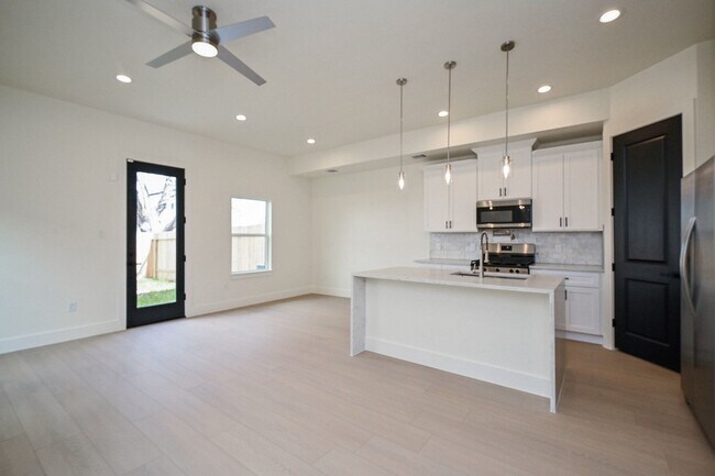 Building Photo - 3839 Noah St