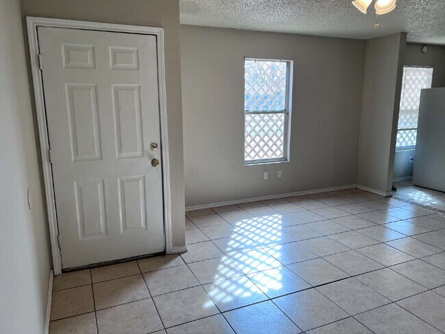 Foto del edificio - 2 Bedroom with Large Fenced Yard!