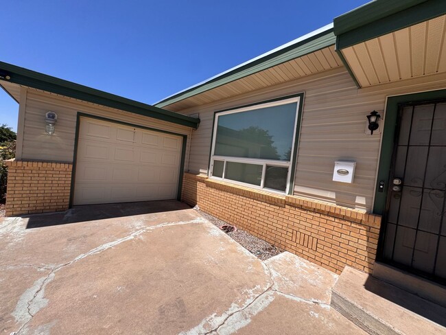 Building Photo - Beautiful 3 bedroom 2 bath.