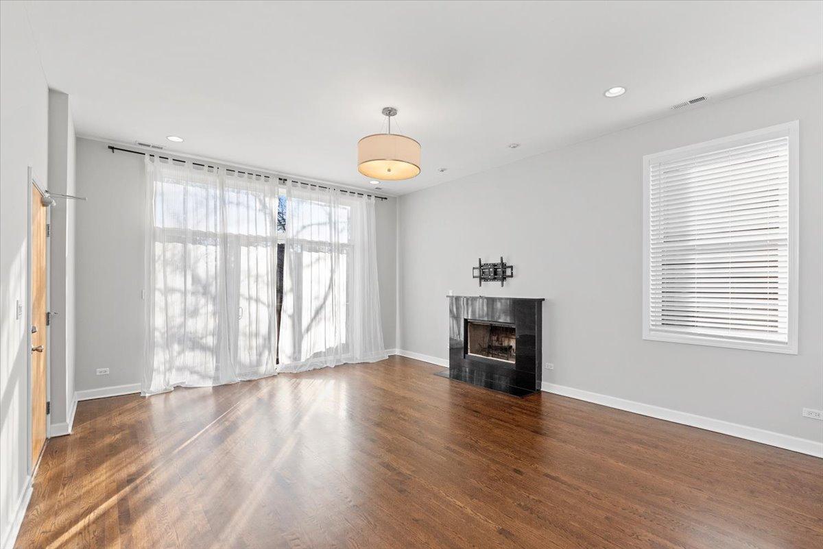 Foto principal - 3 bedroom in Chicago IL 60622