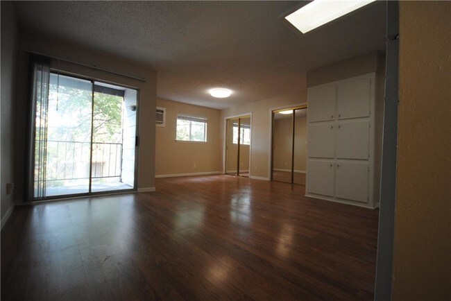 Foto del edificio - 1125 Hollow Creek Dr