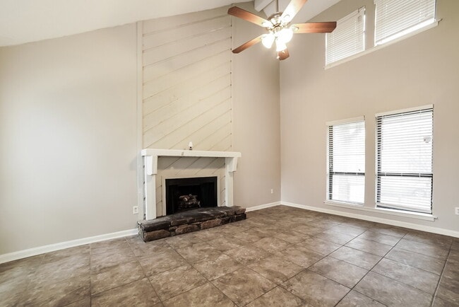 Building Photo - 4381 Crescent Park Dr