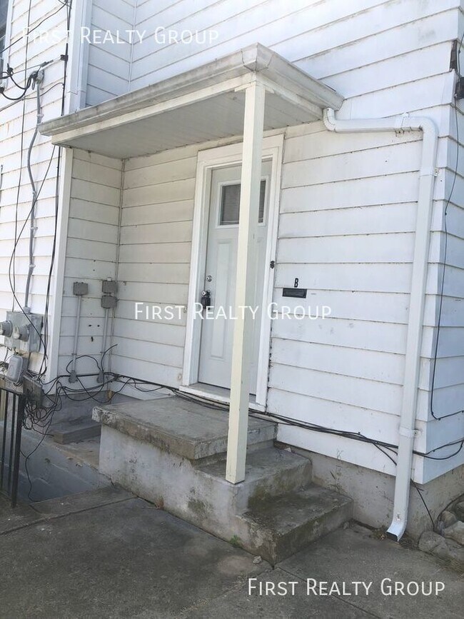 Building Photo - 2 Bedroom, 1 Bath Apartment for Rent Piqua...