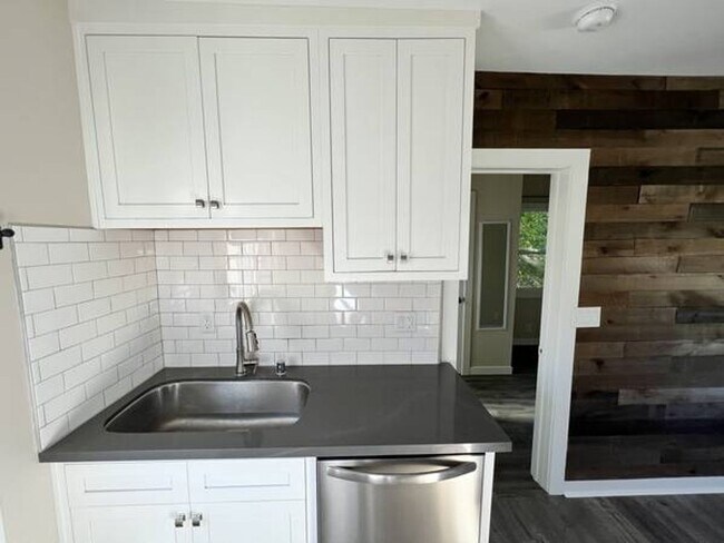 Building Photo - Life is Better at the Beach! 1+1 Upstairs Cottage