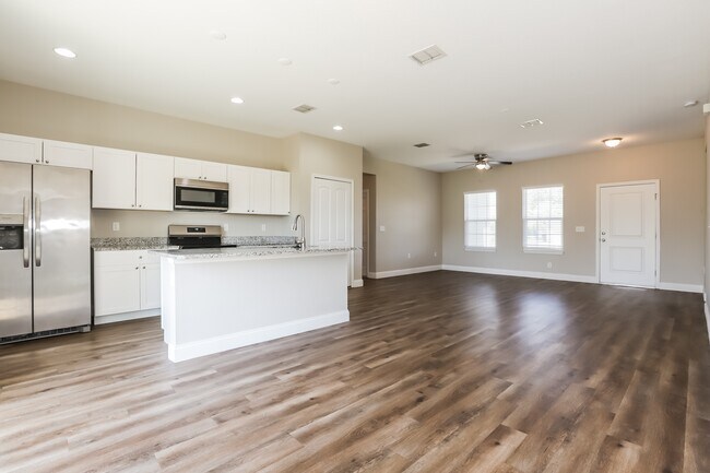 Building Photo - 708 Martin Ln