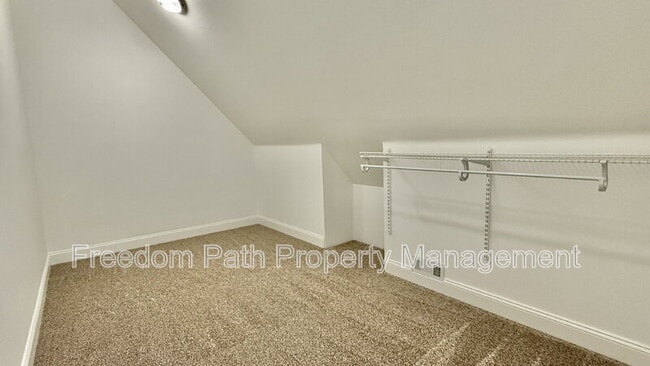 Foto del edificio - 465 N Elm Rd
