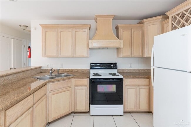 Building Photo - 8 Bahamas Dr