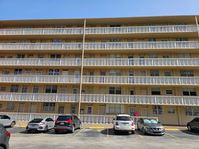 Foto del edificio - 1475 NE 125th Terrace