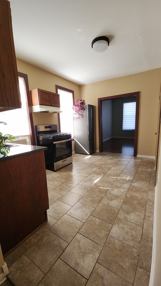 Kitchen - 3304 S May St