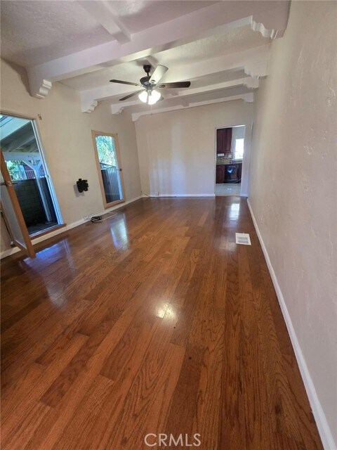 Foto del edificio - 558 N Lark Ellen Ave